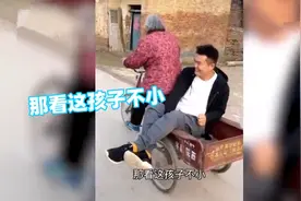 92岁奶奶蹬三轮车溜30岁孙子，儿子追着骂，网友：好羡慕图片
