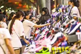 地摊“禁令”大反转，全力支持摆地摊，农民：进城卖菜放心了！图片