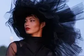 还记得中国“乡村超模”小哥吗？他真的出道了！图片