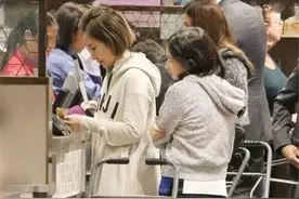 张家辉14岁女儿罕见现身，打扮朴素接地气，当街甩妈妈手很叛逆图片