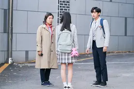 男高中生当众狂吻老阿姨，真情流露被骂变态，喜剧片拍出新高度图片
