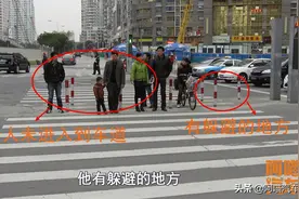 开车在斑马线上应该如何礼让行人，记住这个标准，不然罚你没商量图片