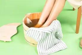 痛风发作用花椒泡脚？胡椒能降尿酸？痛风不能吃辣椒？医生这样说图片