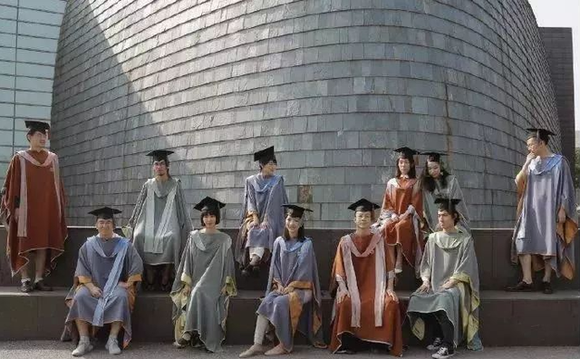 中央美院的学士服美上热搜！这是什么神仙毕业现场？