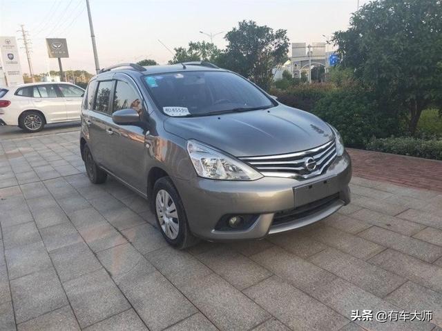 6万买合资还是自主？还得载人拉货，五菱宏光Plus对比日产骊威
