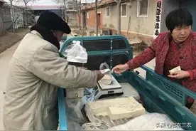1斤花生做8斤豆腐卖2.5元/斤，农村70岁老人靠卖花生豆腐维持生活图片