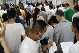 职业陪诊员兴起：老人最需要关心，年轻人恐惧疾病图片