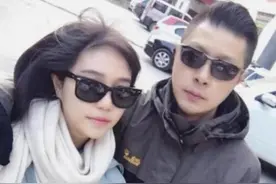 “最年轻爸爸”与女儿站一起像情侣，女儿：这是我亲爹啊图片
