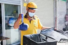 珠海一名美团小哥在送餐途中，做了一件事，网友疯狂点赞！图片