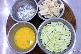 夏天，豆腐和丝瓜一起煮，不放鸡精也很鲜，清甜爽口、特别的家常图片
