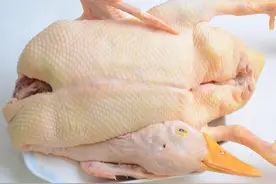 做鸭肉时，去腥别再焯水了，大厨教你3步，出锅软嫩鲜香，不腥臊图片