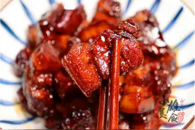 做红烧肉，最忌焯水或用水炖，大厨教你一招，味道正宗、肥而不腻图片