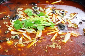 四川人在家这样煮火锅，浓浓的麻辣鸡肉火锅，冬天越吃越暖和