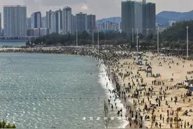 1800万深圳人原地过年，大亚湾海边人山人海，这也太热闹了图片