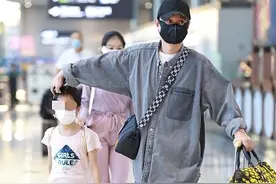 文章父女仨罕合体！长女贴心照顾妹妹打扮朴素，他背6万包超冷酷图片