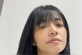 41岁姚晨晒素颜自拍，角度怪异五官比例失调，刘海减龄嫩成少女图片