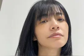 41岁姚晨晒素颜自拍，角度怪异五官比例失调，刘海减龄嫩成少女图片