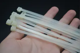 卫生间放几根尼龙扎带，别提多实用，一年能省不少钱，涨知识了图片