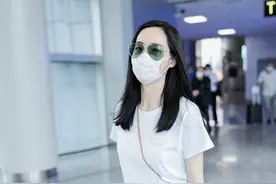 王智现身机场穿搭清爽简约 37岁初恋脸自带少女感图片