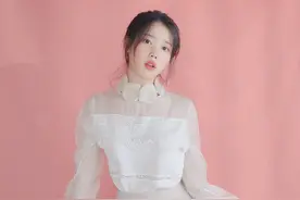 IU身穿白月光裙纱，一颦一笑都很动人图片