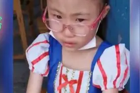 得知支教老师要走孩子哭成泪人 攒零花钱送口红给老师图片