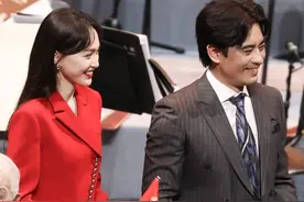 唐嫣罕见现身朗诵，脸出油有些发福了，但穿西装气质还是那么好图片