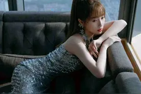 虞书欣时尚感爆棚，穿银色亮片连衣裙配高马尾洋气精致，成熟大气图片