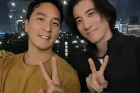 45岁王力宏晒近照，与46岁吴彦祖做同款手势，素颜出镜状态绝图片