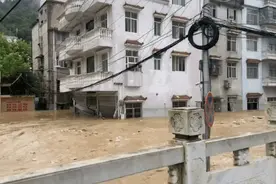 洪流中，“全能消防员”莫凡驾驶挖掘机救人！图片