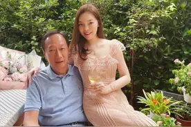 71岁富士康老板小24岁娇妻太会生！大女儿穿泳衣身材好，比妈更美图片