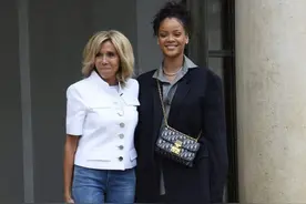 法国夫人不一般！高跟鞋拿在手里光脚下楼梯，小25岁老公搀扶图片