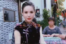 55岁李若彤穿旗袍巷口打麻将，走姿像蛇太妖娆，手臂肌肉硬块凸出图片