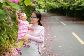 “新型带娃”悄然流行，妈妈全职带娃，奶奶继续上班，喜忧参半图片