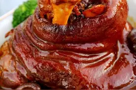 冰糖肘子怎么做才地道，酒店老厨师长告诉你，关键在这里，咸甜香图片