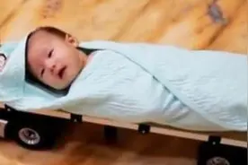 奶爸在家看娃，妈妈不放心，临时回家，打开门看到这一幕止不住笑图片