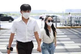 秦昊可真有福气，伊能静的身材一看就不错，常服也能穿出女人味图片