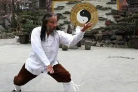 传武大师彻底没落！河南气功大师铁头功失效，被黑心砖“KO”了图片