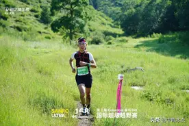 外卖小哥逆袭成冠军，他跑的比赛，有的能挣6万元，有的能拿一公斤黄金，有人跑起来不怕狼，有人死在赛道上图片