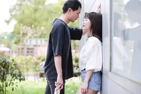 微信聊天时男人问在干嘛怎么回答？看看高情商聪明女人的回答技巧图片