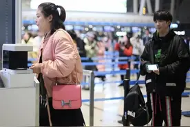 大张伟携经纪人老婆走机场，富态娇妻穿粉色棉衣，容貌旺夫太明显图片