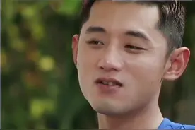 张继科手把手教雪梨打球，举止亲昵太高能网友：教金晨也是这样的图片