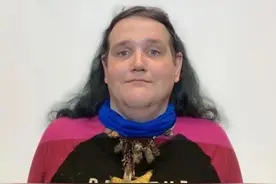 美国男子侵犯79岁痴呆母亲，自称跨性别者，要跟女囚关在一起图片