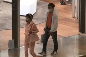 谢霆锋妈妈罕见出镜，与小11岁老公逛街，两人搂腰勾手十分亲密图片