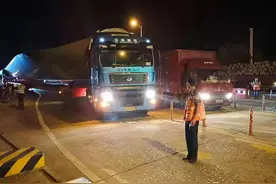 86米长“巨无霸”难下高速 湖北交通高速路政机智化解图片