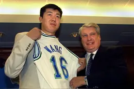 恭喜王治郅！恭喜易建联！两人的名字被印在NBA地板上图片