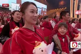 春晚小品：郭冬临演绎“高铁霸座”，好心换座，最后却弄巧成拙图片