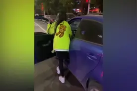 女子酒后推着车回家，交警：不属于酒驾，但道德上不提倡图片