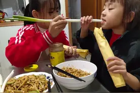 看山东这俩小女孩煎饼卷大葱吃得那个香，网友疑惑：真这么好吃吗图片