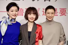 鲁豫高调卖书不忘炫富！穿西装戴4万项链，我却被杨澜的优雅吸引图片
