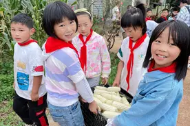喂鸵鸟、种香蕉、踢足球……云南大山村小“学在土地上”图片